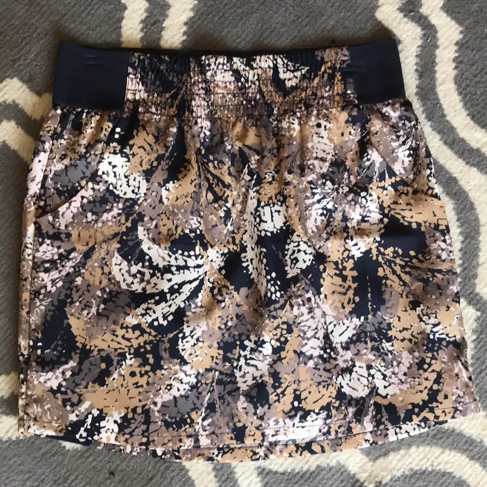 Pull on skirt from the gap